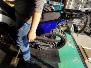 テネレ７００の（今時の）リアキャリア組付。 – バイク工房かざぐるま